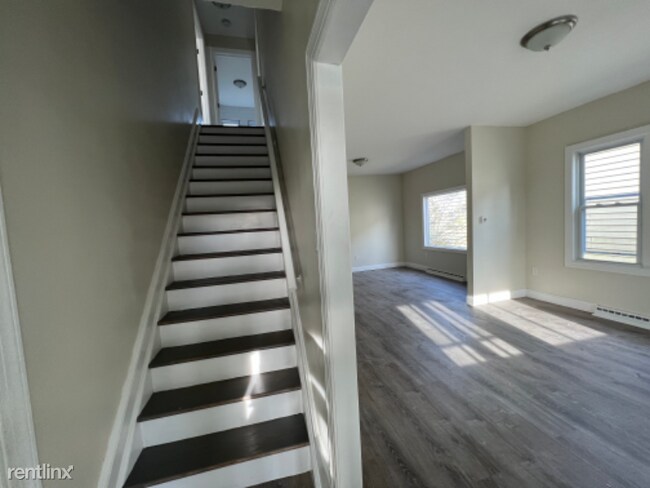 Building Photo - 4 br, 2 bath House - 8 Main St