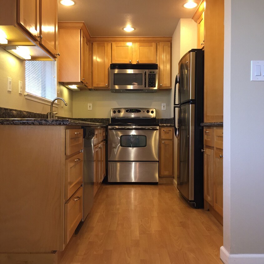 Kitchen - 2827 Monument Blvd