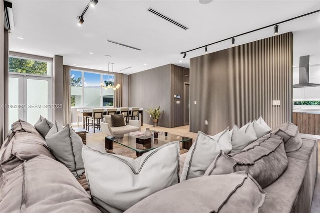 Building Photo - 285 W Mashta Dr