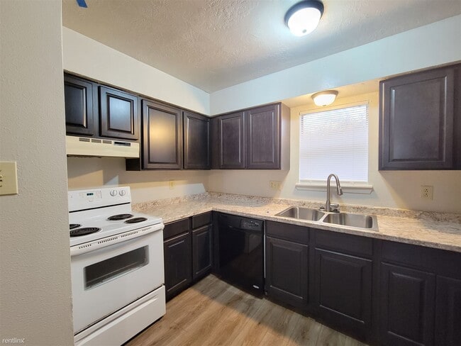 Building Photo - 2 br, 2 bath 4plex - 409 Summer Ct B