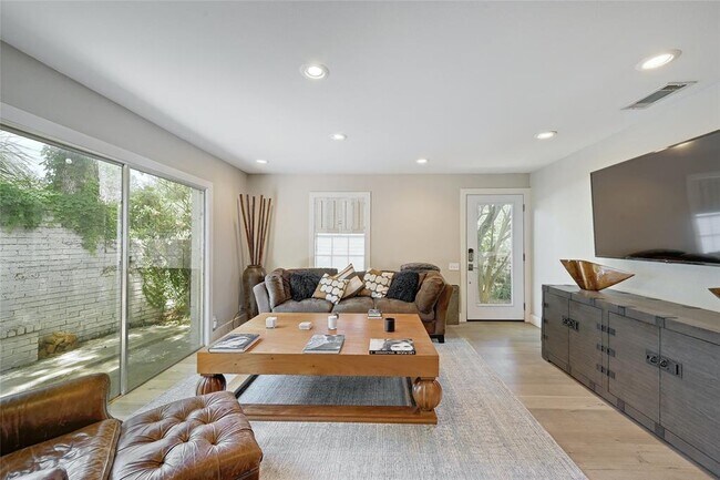 Foto del edificio - 2404 McCall Rd