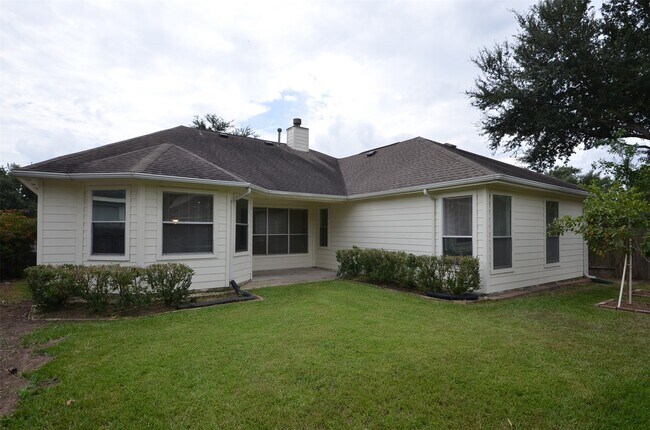 Building Photo - 19714 Fernhaven Dr