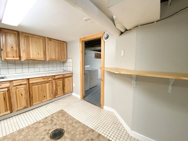 Foto del edificio - Three Bedroom Two Bathroom House For Rent