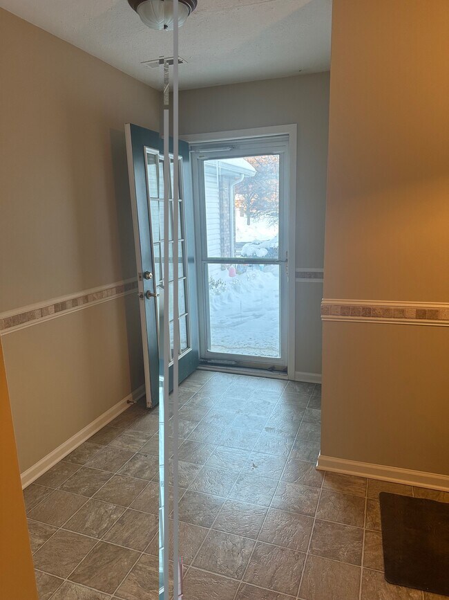 Entrada principal desde el interior - 140 Sand Ct