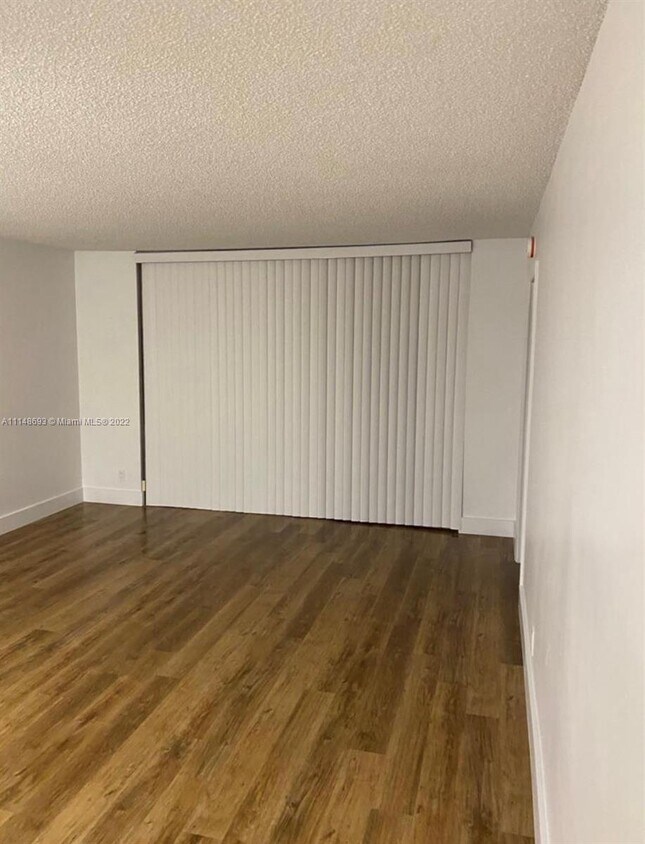 Foto principal - 7200 NW 1st St
