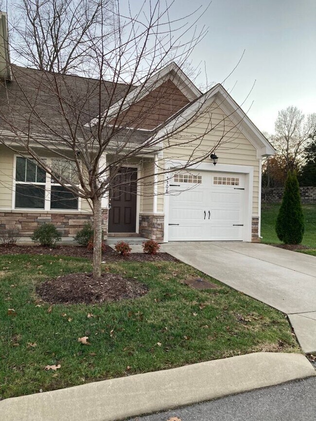 Building Photo - Coming Soon!!!    Like New End Unit Condo!