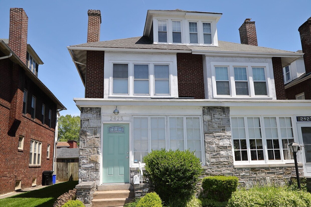 Foto principal - Adorable 5 Bed Single Family Home Near Uptown