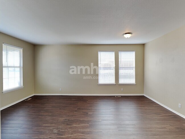 Building Photo - 121 N Elk Court