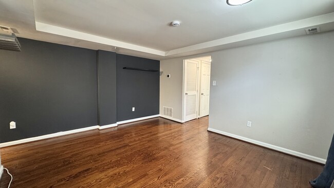 Building Photo - 1661 Park Rd NW