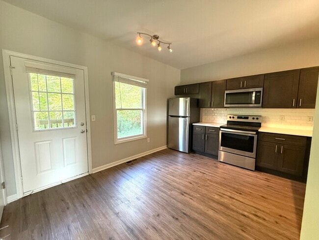 Building Photo - Townhome