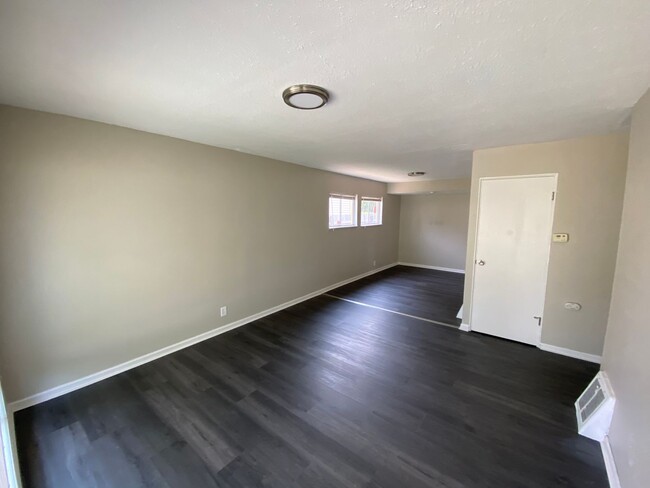 Building Photo - 10648 Spring Garden Dr