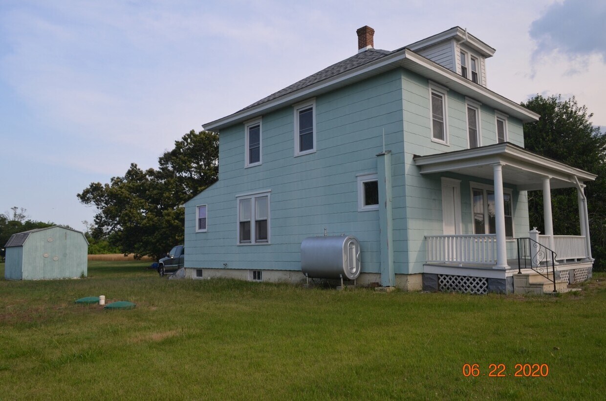 Side View and garden shed - 48 Cedar Beach Rd