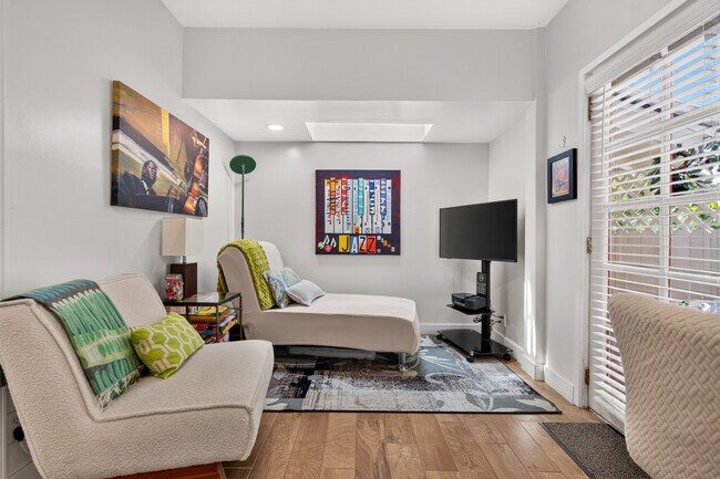Foto del edificio - 8936 Wonderland Ave