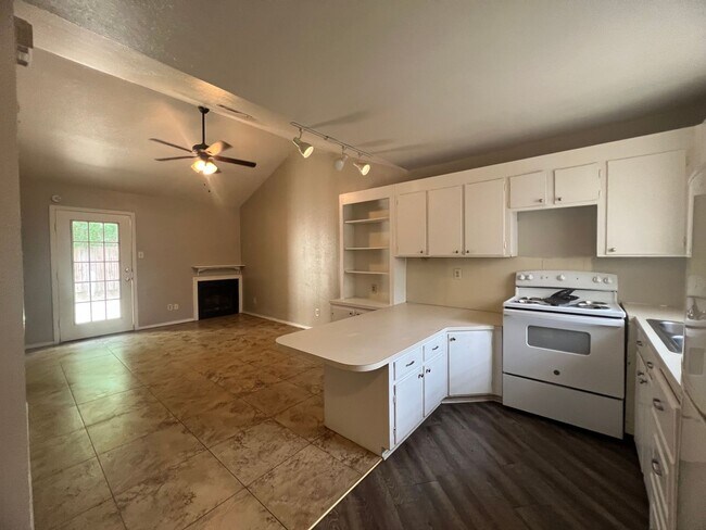Foto del edificio - CUTE CUTE CUTE Single story townhome..