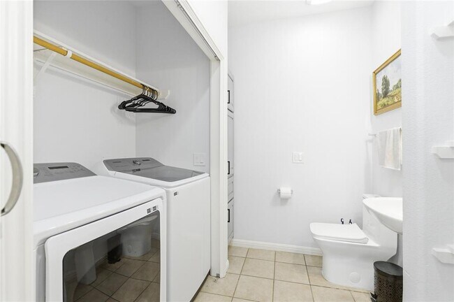 Foto del edificio - 7510 Lazy Creek Dr