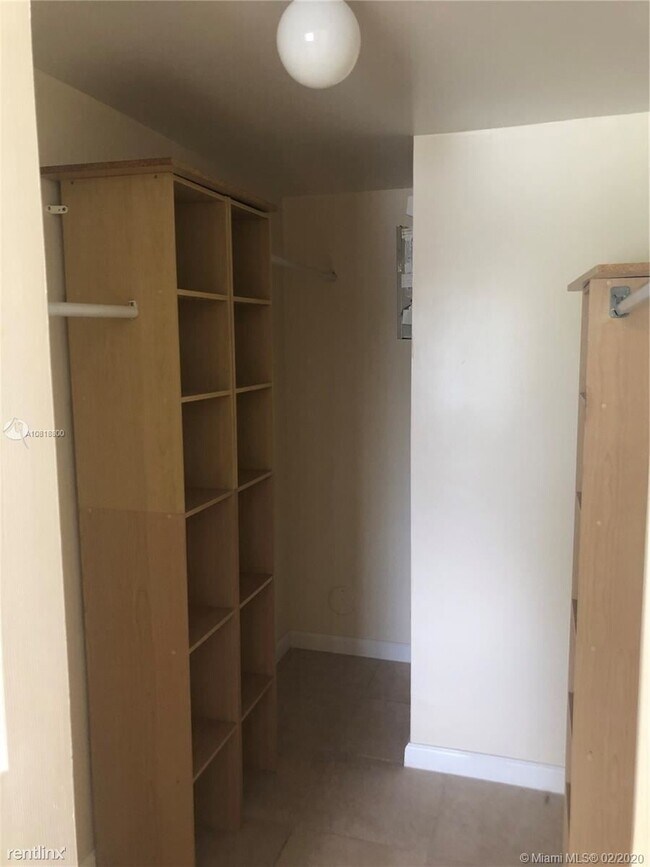 Building Photo - 2 br, 2 bath  - Venetia Gardens Condo
