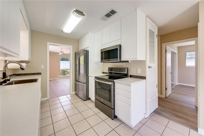 Building Photo - 3105 Steck Ave