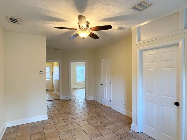 Building Photo - Margaret's Manor 917