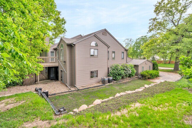 Building Photo - 3720 Timberline Dr NE