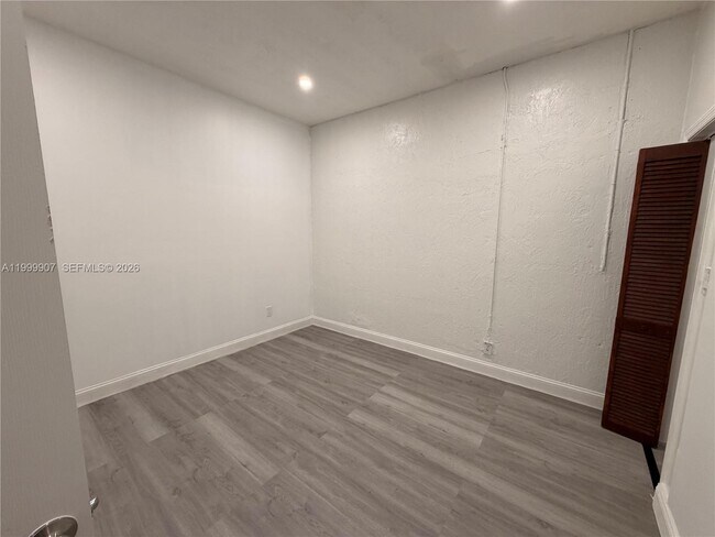 Foto del edificio - 2804 NW 7th Ct