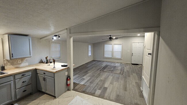 Building Photo - 715 Sabine St