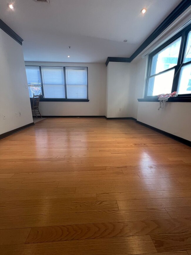 Building Photo - Stunning 1-Bedroom Condo at Chestnut View ...
