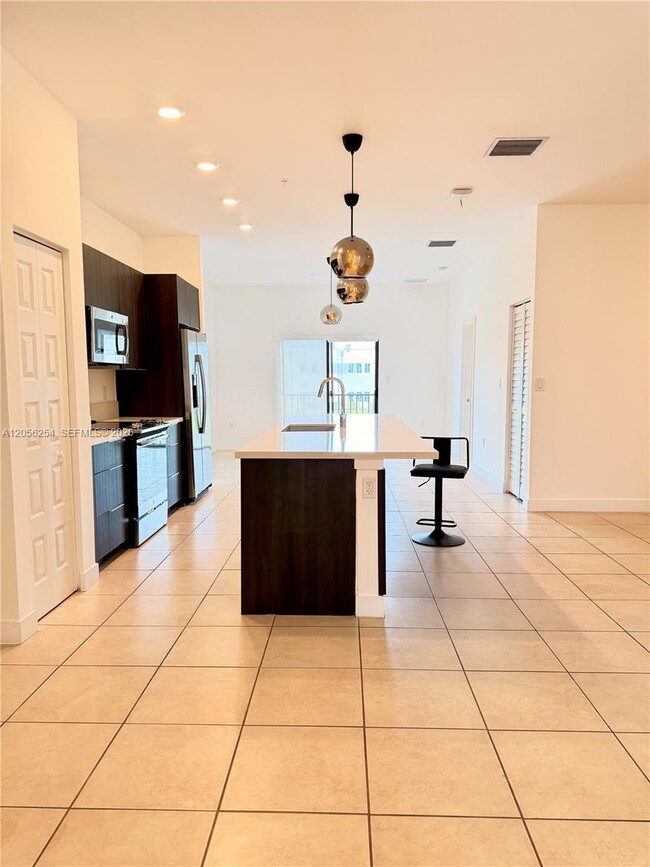 Foto del edificio - 7819 NW 104th Ave
