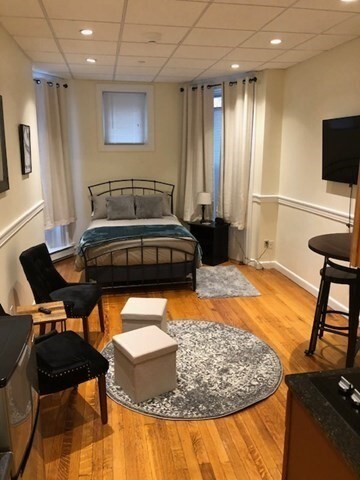 Building Photo - 302 Newbury St