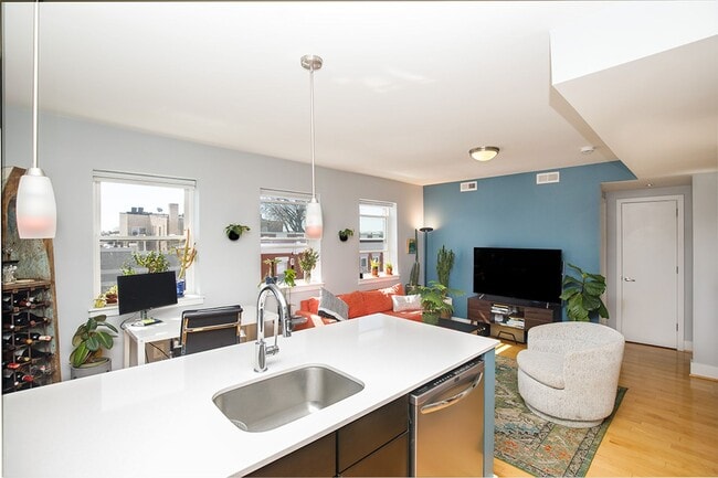 Building Photo - CoHi - Spacious One Bed Condo