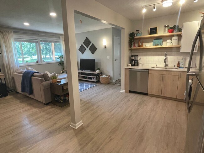 Foto del edificio - Champlin Main Floor Renovated Apartment, Dishwasher, Garage, Pets Welcome