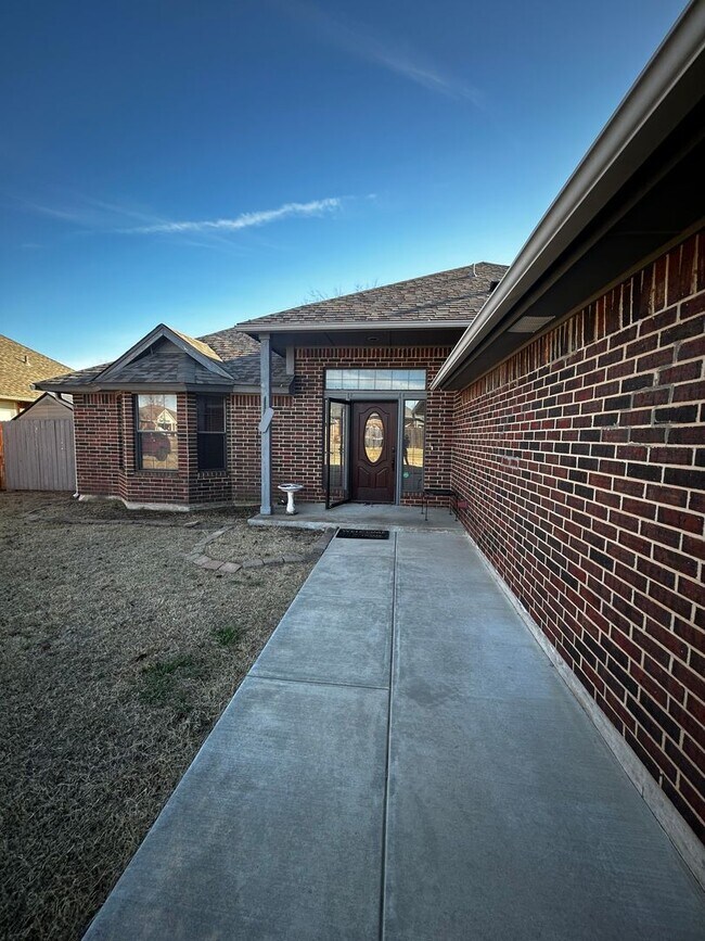 Building Photo - 3BR 2BA house plus den in Yukon!!