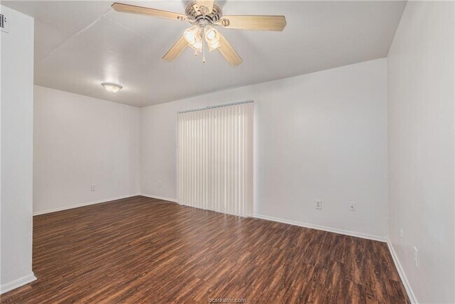 Building Photo - 2401 Bosque Dr