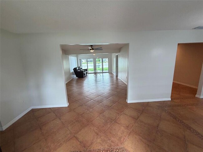 Foto del edificio - 1130 NW 83rd Way