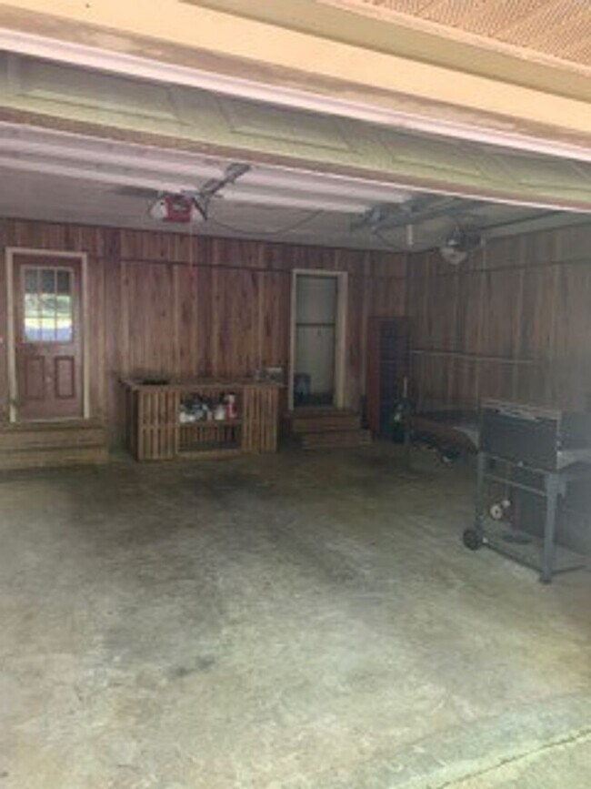 Foto del edificio - Britton Dr. - 4 Bedroom / 2 Bath House with Large Yard!!