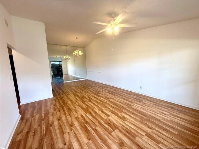 Foto del edificio - 8005 SE Villa Cir
