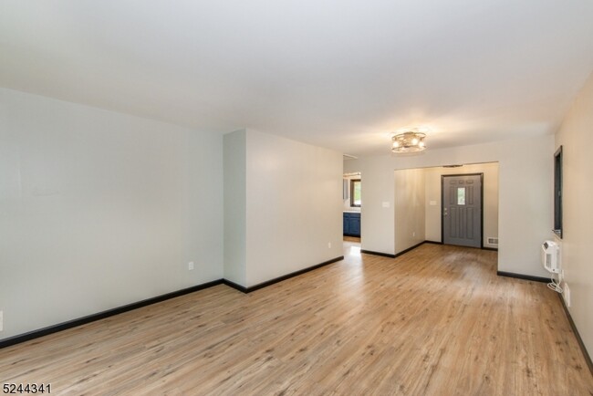 Building Photo - 42 Hillcrest Dr
