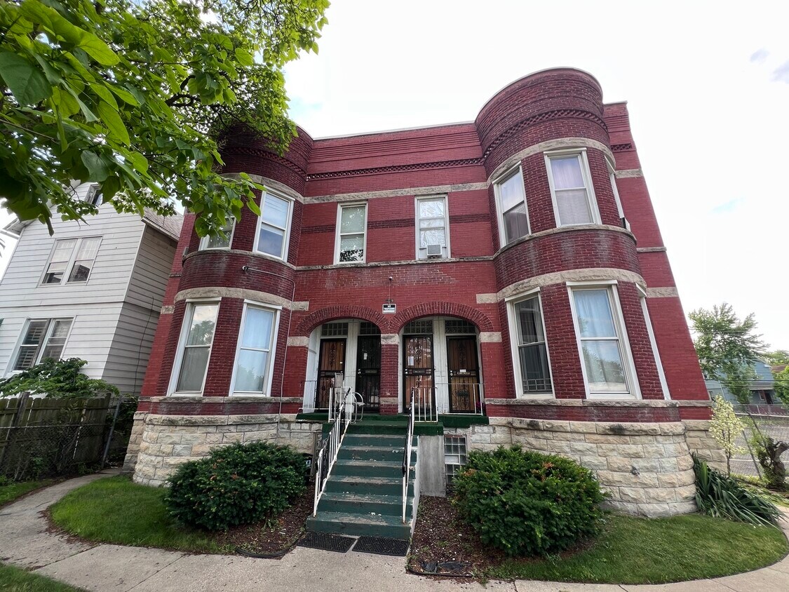 Foto principal - 7026 S Wentworth Ave