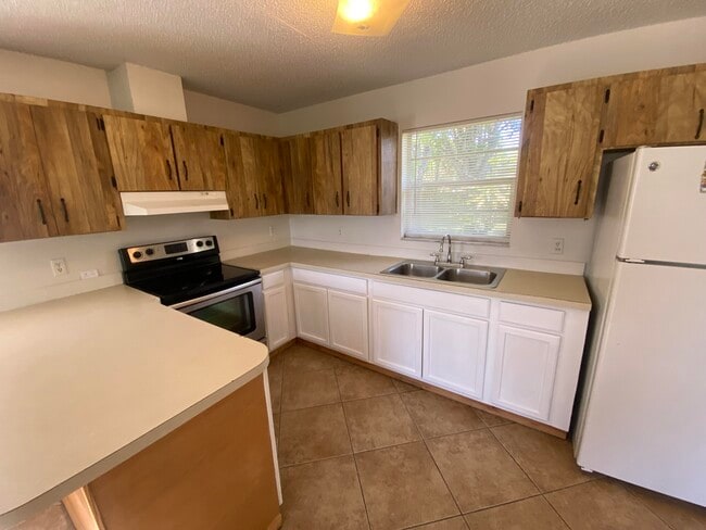 Building Photo - 1104 NE 3rd Ave