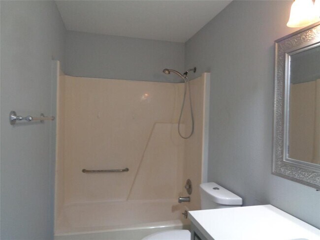 Building Photo - 404 Forest Oaks Ln