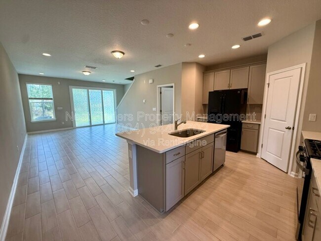 Building Photo - 427 Brandon Lks Dr