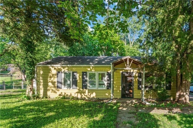 Building Photo - Available Now! 3 Bed 1 Bath Home! $1225.00