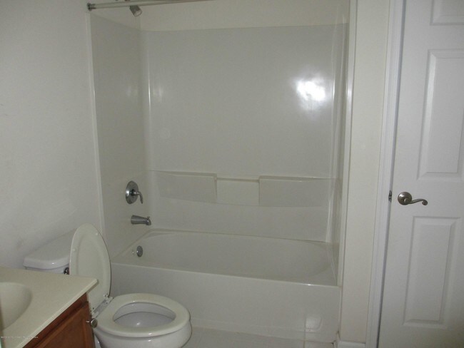 Foto del edificio - 380 Radio Rd