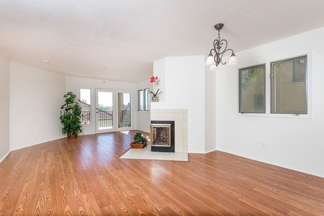 Building Photo - 2/2 End Unit Condo available near UTC