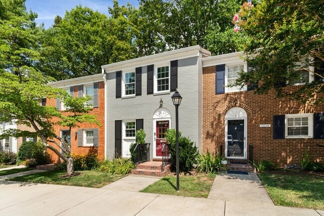 Building Photo - This home offers the ideal blend of comfor...