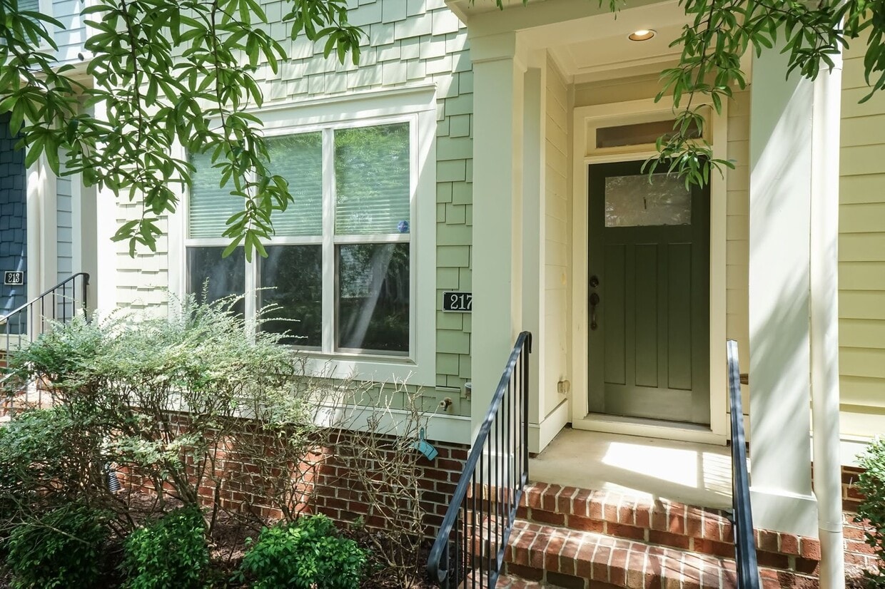 Primary Photo - GORGEOUS Well maintained Two Bedroom Townh...