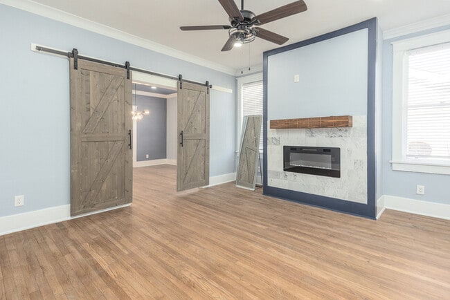 Building Photo - Updated Midtown charmer