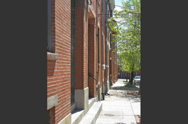Building Photo - 37 Beacon St
