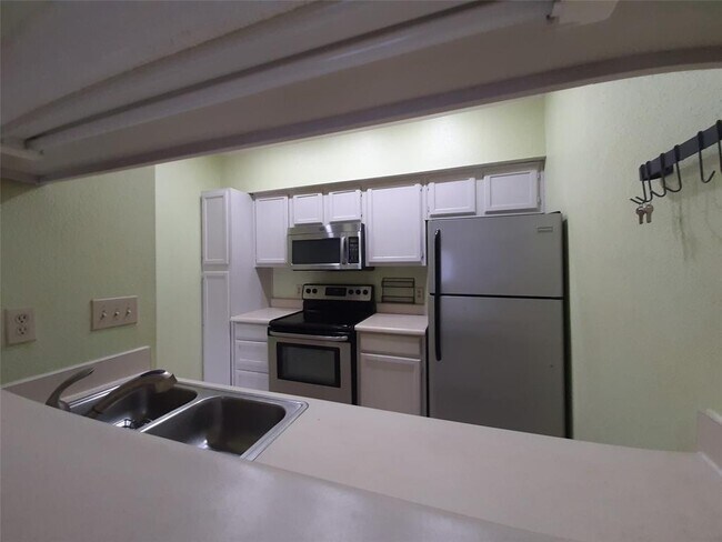 Building Photo - 2121 El Paseo St