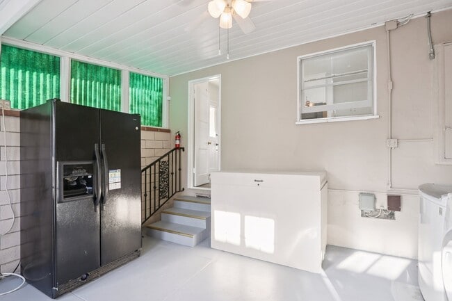 Foto del edificio - 8426 Alverstone Ave