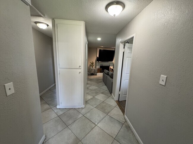 Building Photo - Single story 5 bed 2 bath house for lease ...